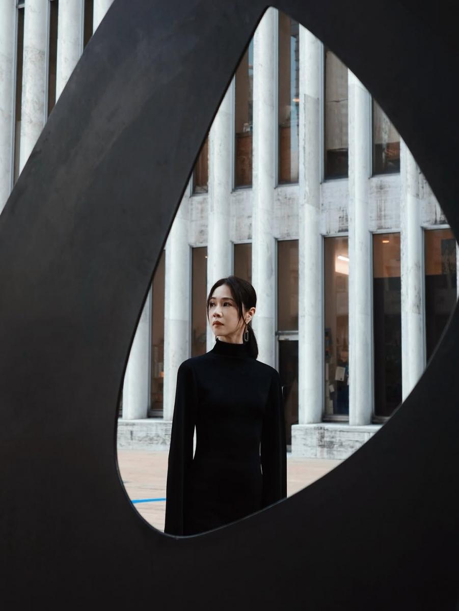 謝盈萱不只是金馬、金鐘雙料影后，更懂得以風格展現生命厚度。45歲的她，從舞台到紅毯，始終以自信與從容詮釋不被年齡定義的優雅。謝盈萱減齡穿搭沒有過多矯飾，卻總能讓人眼前一亮，寬褲線條的鬆弛、牛仔單品的率真、襯衫與背心的層次感，都精準拿捏成熟與俏麗的平衡。而她最常運用的亮點祕密武器，就是一副極具份量感的吊墜耳環。無論極簡西裝、隨性襯衫或正式禮服，一抹閃耀的耳飾，總能讓她的氣場多了幾分戲劇張力。以下，編輯精選了9款入門級精品吊墜耳環，小資女孩不用花大錢，也能戴出高貴不貴的風格氣場。