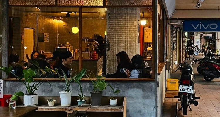 作為一個熱愛探索新店的咖啡迷，這次特地走進基隆火車站附近的巷弄裡，發現了一間藏身老街的文青咖啡小店—「Shjiu 拾玖咖啡」。從踏入店門的那刻起，午後的光線、咖啡香與靜謐氛圍交織成獨特的悠然感，一杯熱焦糖咖啡咖啡在手，不只是味蕾上的享受，更是一段屬於自己的慢時光。