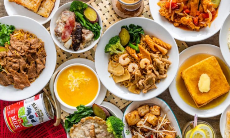 菜單同樣琳瑯滿目，招牌鹹魚雞粒炒飯、干炒牛河、公仔麵與法蘭西多士都是人氣款，還有特餐組合選擇。