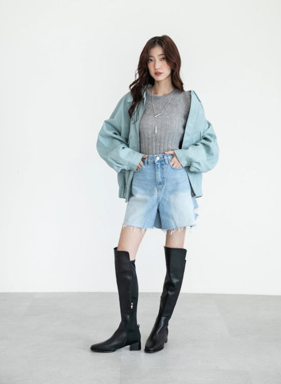 D+AF 百變主題顯瘦拼接膝上長靴穿搭推薦｜秋冬美拉德膝上長靴推薦，展現歐美街拍感時髦比例，柔軟麂皮質感與流蘇細節營造慵懶嬉皮風。