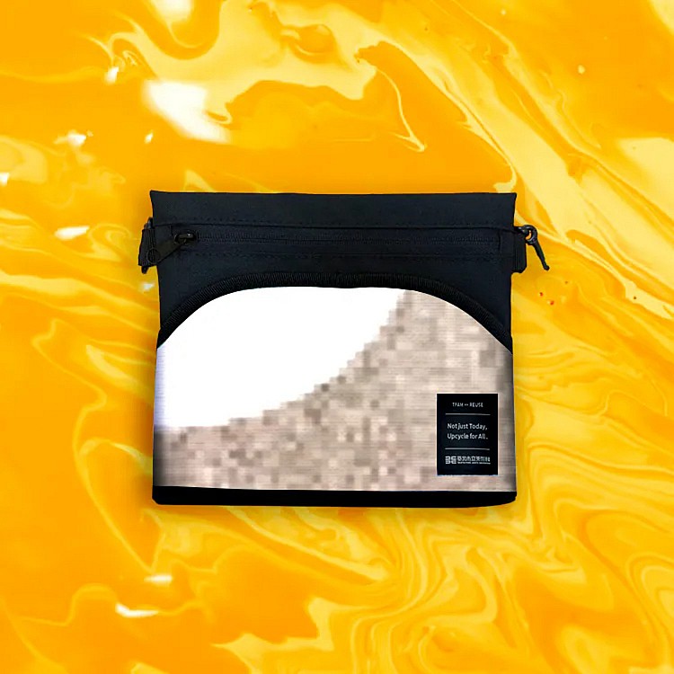 以《奧拉弗．埃利亞松：你的好奇旅程》回收的展覽宣傳帆布及路燈旗布為材料