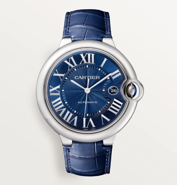 深邃的午夜藍調，重新定義了優雅的深度。隨著光線的角度流轉，色彩在海軍藍與黑影之間變換，營造出一種如星空般靜謐且神祕的氛圍。搭配同色系的亮面鱷魚皮錶帶，不僅將整體的視覺張力拉到最滿，更襯托出精鋼錶殼那圓潤、如鵝卵石般的流暢曲線。（商品價格約：NTD 236,000）