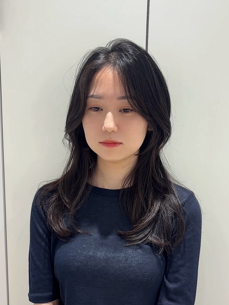 減齡黑長髮造型推薦5：中分氣墊燙