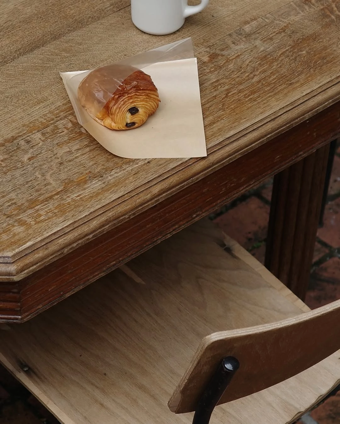 餐點結合法式結構與日式細膩，煙燻鮭魚班尼迪克蛋與酸種麵包早午餐盤，展現視覺與味覺的平衡。近年夜晚轉換為餐酒型態「Le Soir」，主理人甚至不定期推出超可愛主題市集、店內迷你展，讓「NUMÉRO QUATRE」成為松菸巷弄中最具生活感的存在。