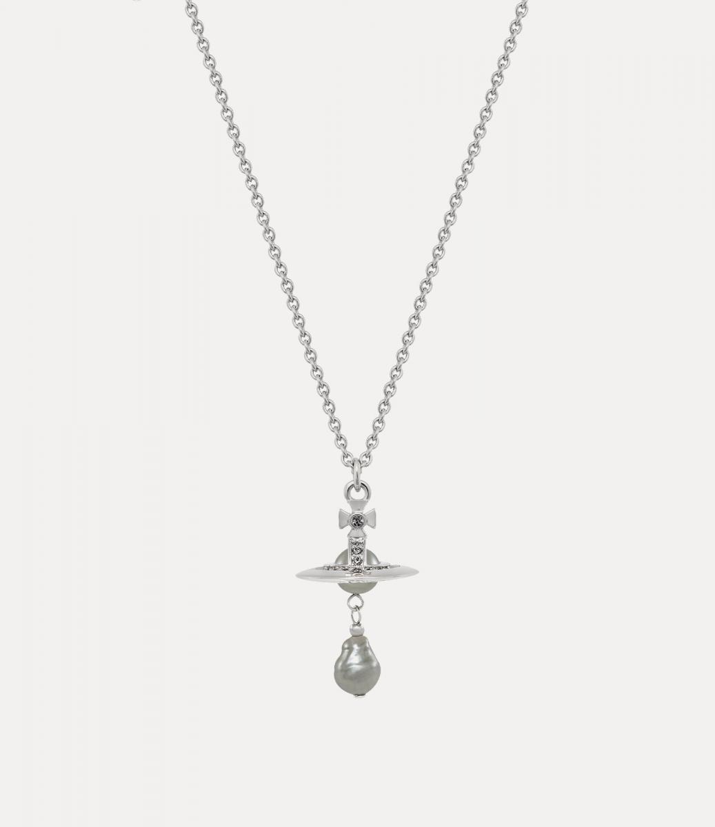 這款項鍊以以立體的土星項鍊為主角，並運用巴洛克珍珠作為點綴，整體以細緻的銀色呈現，容易搭配又不失去吸睛的外型，能融入女孩日常的穿搭。