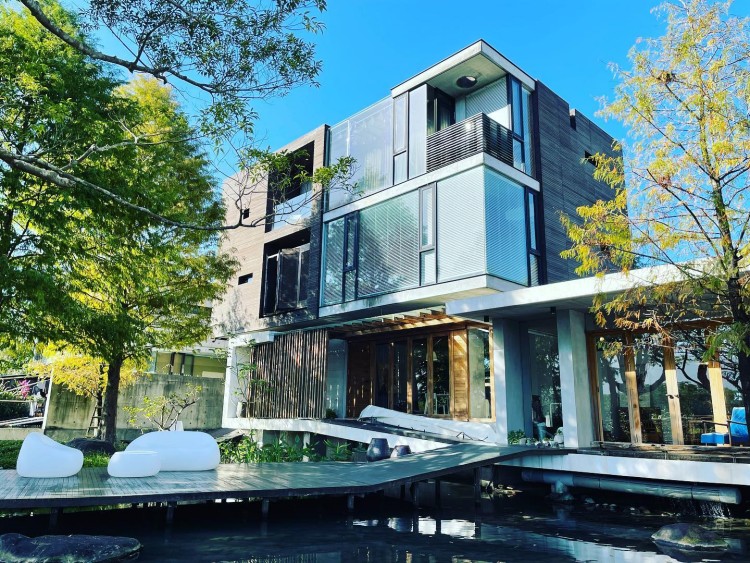 呆宅住所由建築師林晉德操刀設計，以清水模工法結合金屬材質打造出極簡俐落的空間語言。