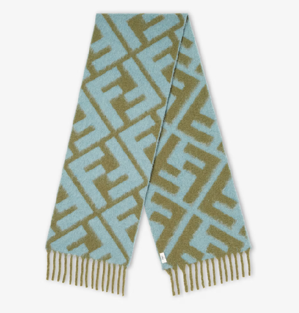 Fendi這條羊駝毛與羊毛混紡的大圍巾配色特別出眾，抹茶綠與深綠色調交錯，呈現柔和而有層次的視覺效果。