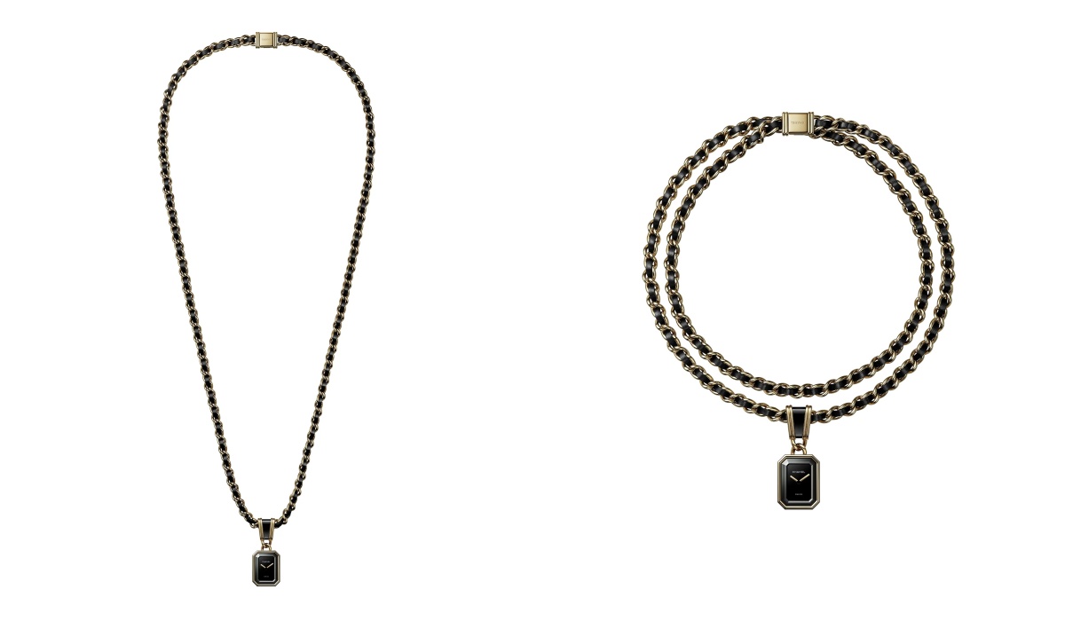 今年，香奈兒更推出 Première 項鍊錶新作，精鋼錶殼與錶鍊皆覆以18K金塗層，搭配黑色漆面錶盤，低調卻不失華麗。鍊帶同樣結合皮革編織細節，延續品牌經典語彙；而錶冠則鑲嵌凸圓形切割縞瑪瑙，為幾何線條添上一抹神秘。更迷人的是，它可依造型自由轉換——單圈時化身優雅長項鍊，雙圈纏繞則變為摩登頸鍊，一件作品即可切換不同風格，將實用性與時尚感完美結合。