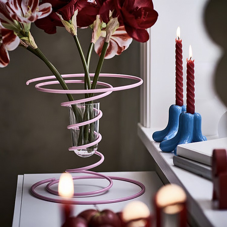 「VINTERFINT 2025 花瓶」。外框以單一金屬螺旋盤繞，彷彿一個沙漏般的彈簧結構，線條圓潤且沒有終點，象徵著生命的延續與流動。