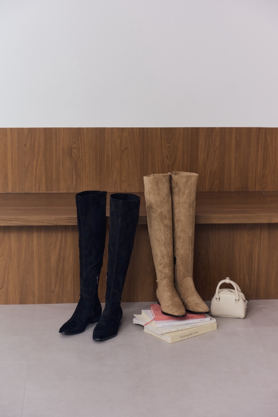 D+AF 慵懶嬉皮西部堆堆長靴｜秋冬必備顯瘦靴款，麂皮材質與修飾線條兼具質感與時尚，歐美街拍風格完美詮釋慵懶率性魅力。