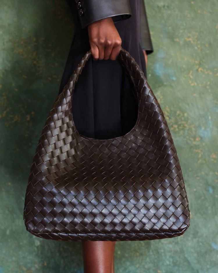 除了尺寸加大，標誌性的Intrecciato編織工藝也同步升級，採用1.5公分加寬皮革織帶製成，展現柔軟觸感與流暢線條。