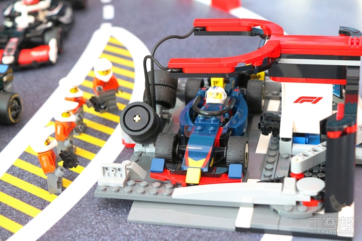 「樂高 FORMULA 1 飆速拼戰」活動在台北統一時代百貨登場！1:1 樂高 F1 賓士賽車模型盛大展出