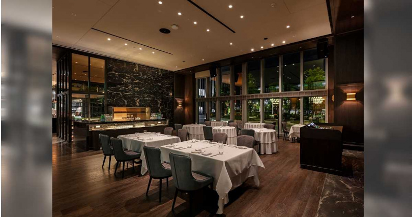 主題宴會區還特別增設DJ台，可依宴會性質播放主題音樂，平日則以Light Jazz為音場主調，並將不定期安排樂器演奏。（圖／教父牛排提供）