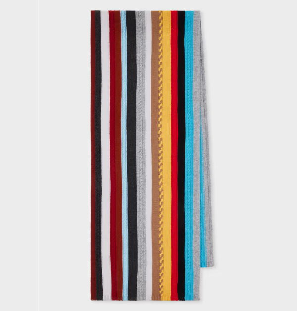 如果說，格紋是Burberry最具代表性的經典標識，那麼繽紛彩色條紋，無疑就是Paul Smith最令人一眼聯想到的設計語彙。正如此款圍巾所展現的品牌精神，選用柔軟細緻的美麗諾羊毛與羊絨混紡面料，帶來溫暖而親膚的配戴體驗，並飾以標誌性的彩色條紋圖案，充滿活潑而不失質感的風格魅力。
