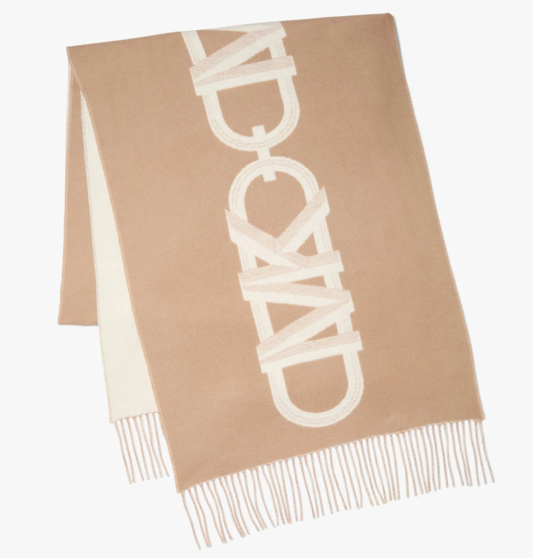 這款女士提花羊毛圍巾，以深駝色面料塑造簡約俐落的外型，精緻提花工藝將奶白色MK Logo融入設計，低調中展現質感與品牌辨識度。