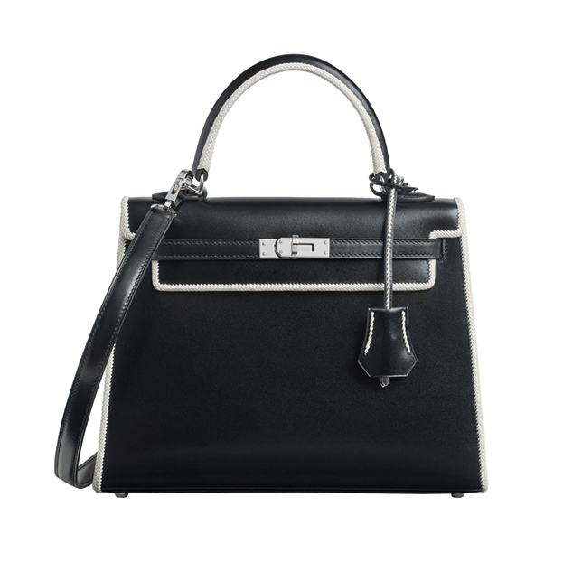 凱莉包是 Hermès 的當家花旦，這次品牌將一項源自阿根廷馬術裝飾傳統的編織工藝融入其中，其精緻的編織線條圍繞於包身之上，讓整體呈現出更為童趣的樣態。