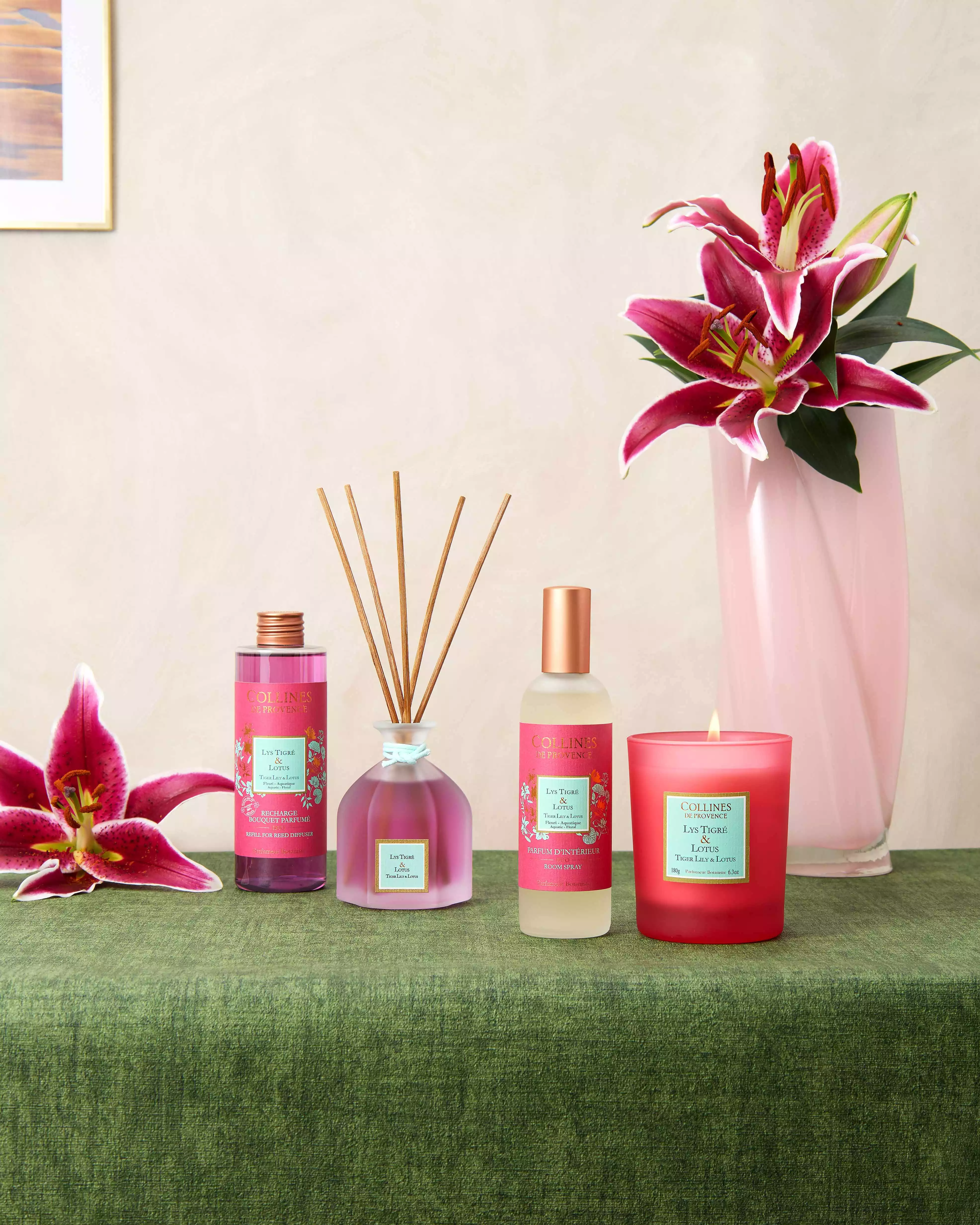 香草集 虎百合與睡蓮系列 品項：薰香竹100ml、補充瓶200ml、芳香噴霧100ml、香氛蠟燭180G，NTD780-1,480