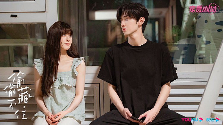 趙露思與陳哲遠主演的《偷偷藏不住》，改編自竹已同名小說，講述少女桑稚暗戀鄰家哥哥段嘉許七年的純愛故事。