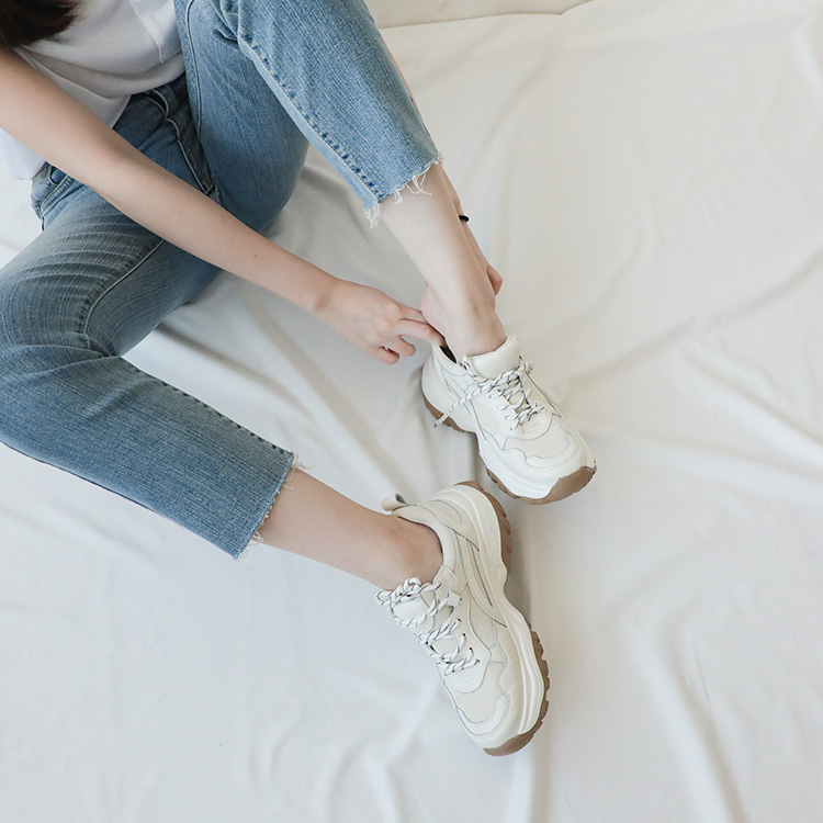 D+AF 白色老爹鞋 白色運動鞋 潮酷宣言真皮復古增高老爹鞋搭配牛仔褲