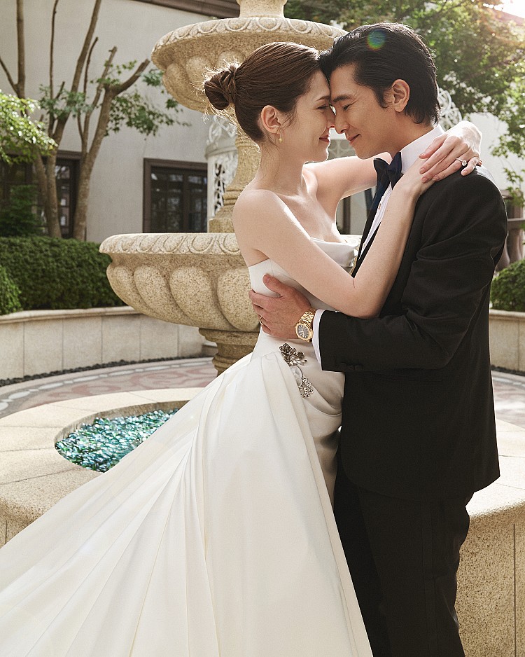 Nicole + Felicia名字聽起來很洋氣，但其實來自兩個台灣女孩的婚紗品牌，由姊妹檔張方瑜、張方綺創立，品牌於2014年創立，擅長用輕盈薄紗、立體羽毛與高成本水晶工序，打造有高級訂製感的禮服設計，讓這個品牌從婚禮、名人紅毯再到巨星演唱會都能看見他們的身影。