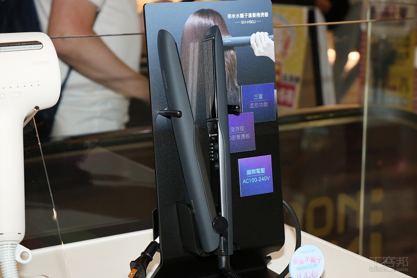 Panasonic 全新 EH-HS0J 直髮捲燙器售價為 4,590 元，僅有單一黑色選擇。