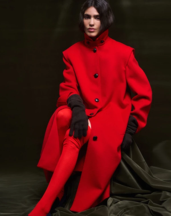 在設計語言上，Robert Rabensteiner將層次穿搭發揮得淋漓盡致，融合民俗風、工裝元素、登山機能與晚宴服飾，打造出既實穿又富有戲劇張力的造型組合。系列靈感來自奧地利阿爾卑斯山傳統大衣，並透過三大核心元素重新詮釋：（一）質感—運用混紡效果，延伸至羊毛短版外套與經典的「Pasticcino（點心包）」設計；（二）廓形—以杯型袖與暗褶細節，轉化為大衣輪廓，呈現精緻剪裁；（三）色彩—標誌性的綠色調、海軍藍或大地…等色系，融入在現代感的西裝造型之中。構築完整且靈活的女性衣櫥輪廓。