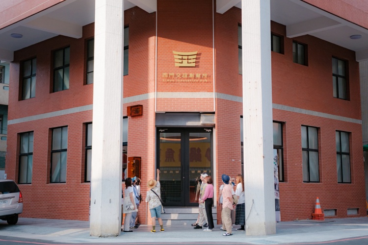 《夢的日記：她從森林走來》古伊琳以輕盈姿態穿梭諸羅城老巷弄，與「西門交誼創新所」對話，讓巷弄與建築的歷史張力成為創作脈動。