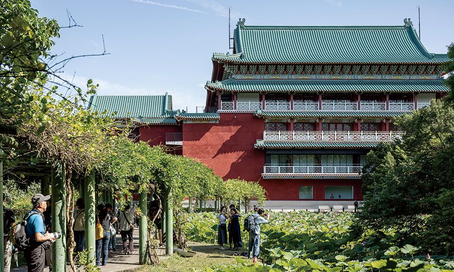 年底藝文盛事再添一筆！國立歷史博物館首次攜手維也納美景宮，推出重量級展覽《綻放 維也納美景宮百年花繪名作展》，橫跨兩百年的歐洲藝術史、集結 60 幅維也納美景宮珍貴花卉名作，更迎來象徵主義巨匠克林姆（Gustav Klimt）真跡《雨後》（After the Rain）首次抵台。