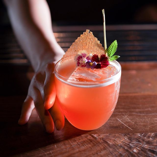 台南酒吧推薦》精選7間隱身巷弄內的台南特色酒吧，尋找府城微醺時光！