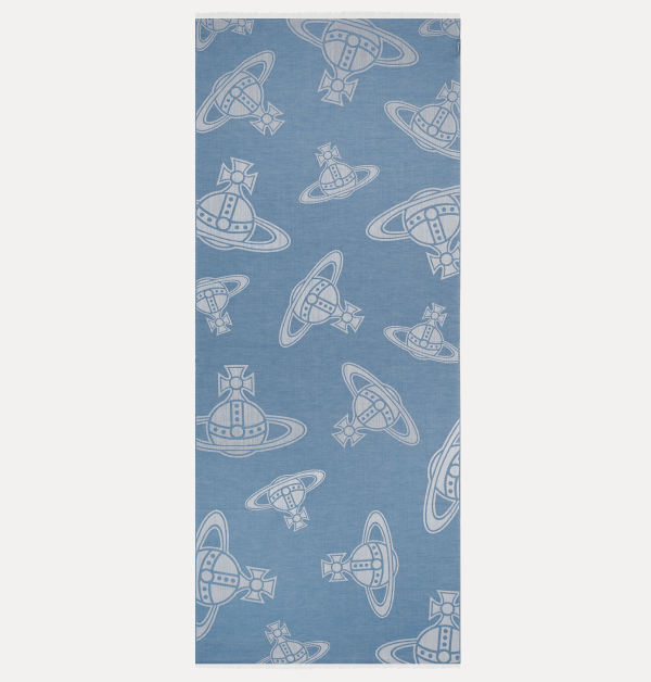 本季秋冬，Vivienne Westwood推出了一條全以「The Orb」土星Logo印花裝飾的粉藍色羊毛圍巾，巧妙呼應品牌連結過去與未來的設計理念。