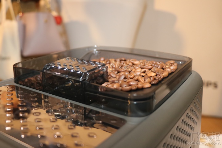 飛利浦 LatteGo EP5447 全自動義式咖啡機發表！首創無管線奶泡系統，攜日藝術家長場雄跨海聯名