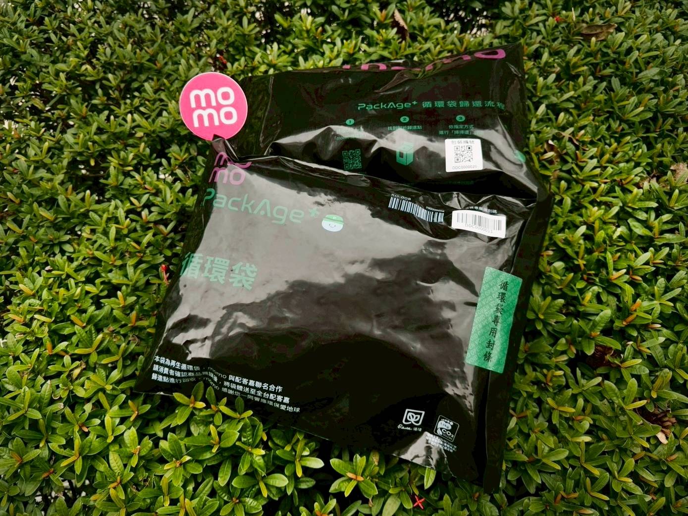 配客嘉與 momo 合作透過回收 PE 結合新 PE 製成循環袋，循環袋相較於一次性破壞袋創造平均 30% 減碳效益。