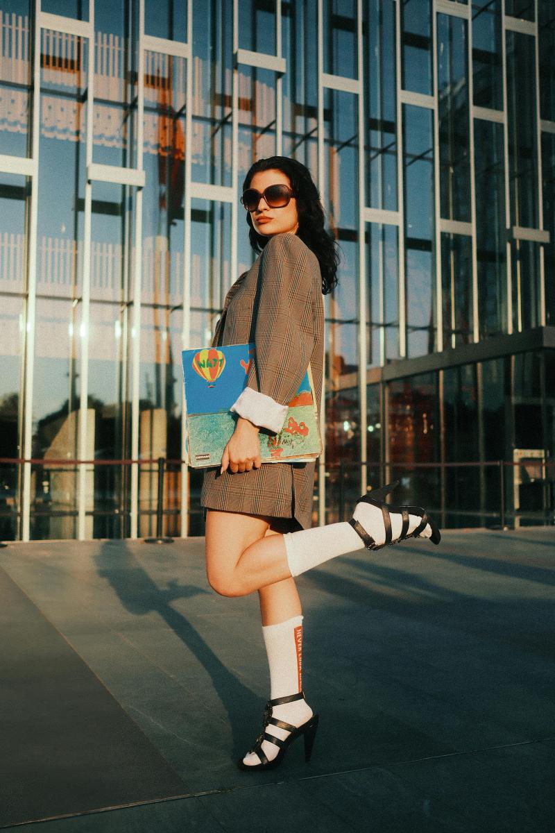 時髦女性以襪子為穿搭亮點