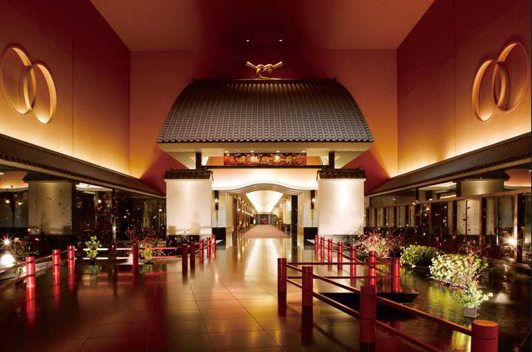 招きの大門，氣勢非凡的迎賓大門，象徵著尊榮與款待之心。自此進入，即展開一場充滿和風雅趣的時光旅程。（©ホテル雅叙園東京）