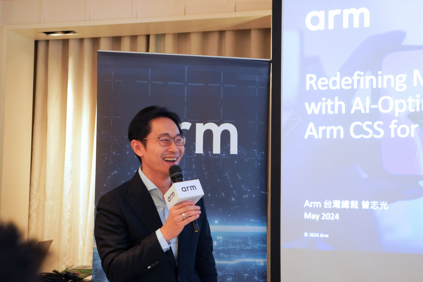 Arm台灣總裁曾志光在活動開場中以智慧零售、手機翻譯軟體等生活中的範例說明AI深入日常生活的現況。