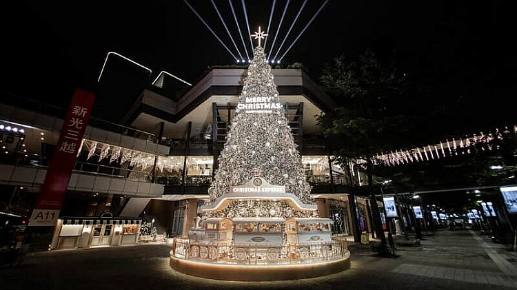 台北信義新光 A11 今年再度推出高達 20 公尺的超大型聖誕樹，主樹採用金色與銀白色燈帶堆疊層次，搭配流線造型與拱形燈環，讓夜間的信義區呈現如銀河般的閃耀光芒。