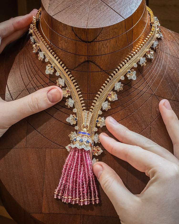 根據卡地亞母公司歷峰提供的最新一季財報，過去三個月內（自 2025 年 3 月 1 日 至 6 月 30 日止），整體營收突破 54 億歐元（約新台幣 1,870 億元），正在逼近「兩千億」台幣大關。