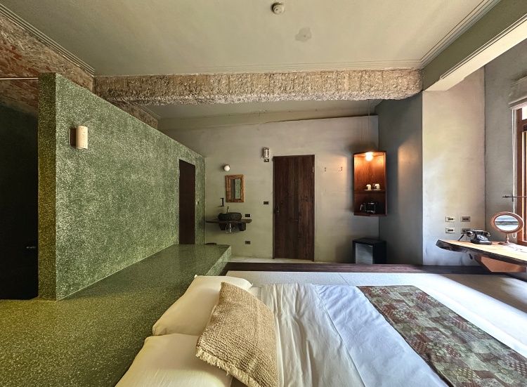 「蔚南裏」建材語彙延續台灣老屋常見的日常質地——老磚、蛇紋石馬賽克、磨石子……透過洗石子、泥作細節等不同材質與質地講故事：與嶄新結構交織，使新舊之間的界線被刻意模糊