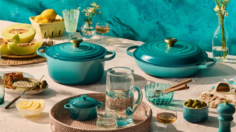 LE CREUSET Bleu Riviera海韻藍系列，以地中海海岸波光為靈感打造藍綠色系鍋具與瓷器，為夏日餐桌增添度假氛圍。（圖／品牌提供）