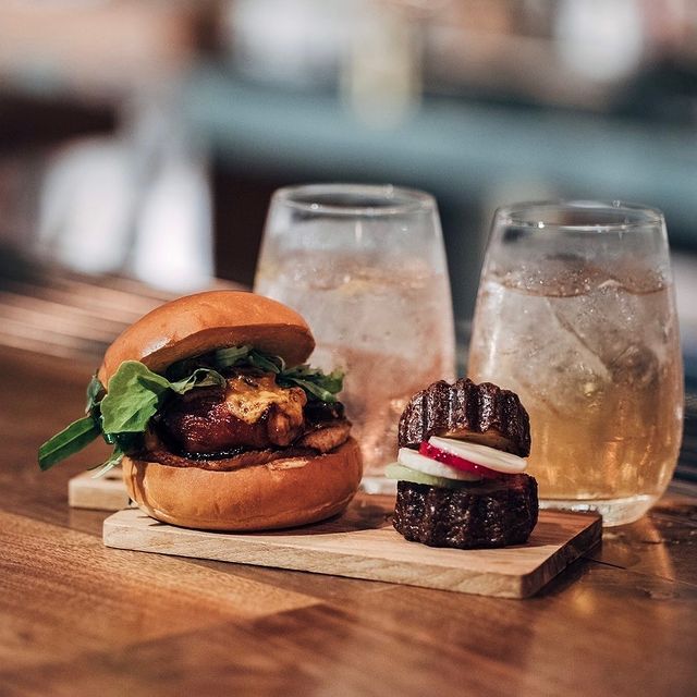 台南酒吧推薦》精選7間隱身巷弄內的台南特色酒吧，尋找府城微醺時光！