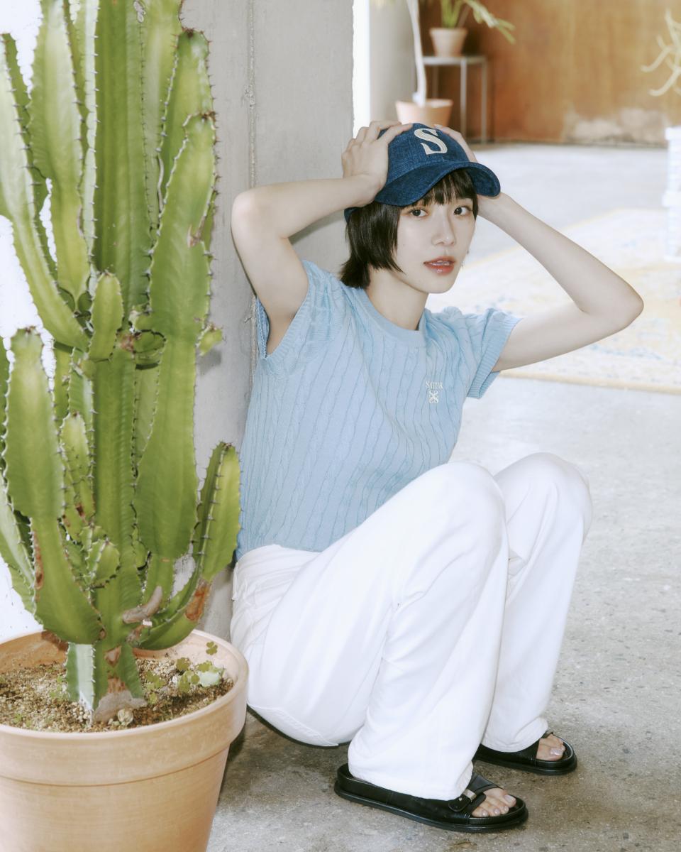 朴圭瑛的穿搭之所以迷人，在於她能將最日常的單品穿出個性與態度。SATUR 正好提供了這樣的可能性：不靠繁複設計，而是透過版型、圖案與細節，賦予日常單品更多靈魂。