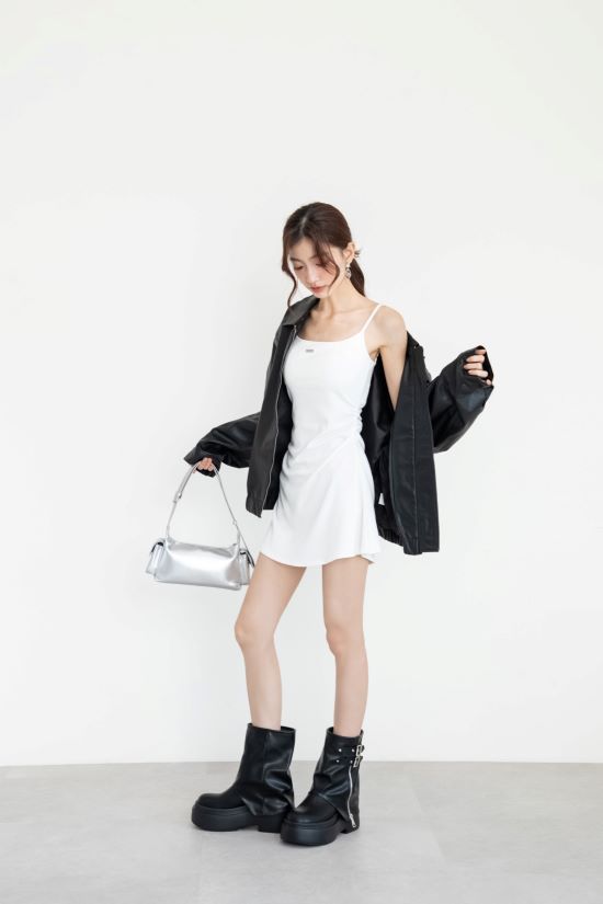D+AF 暗黑硬派 Plus 級加厚鬆糕底褲管短靴穿搭推薦｜雙釦環與金屬拉鍊細節打造高街氣場，搭配皮外套與白洋裝，展現冷冽時髦風格。