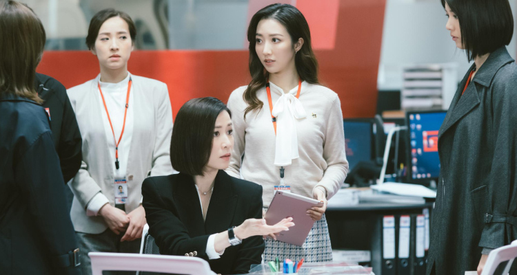 佘詩曼在港劇《新聞女王》系列中飾演的女主角文慧心，人稱“Man姐”。無論她從最早身為電視台的台柱主播，還是後來轉型成為創業公司的老闆，她的穿衣風格，始終保持高能氣場。挺拔的廓形剪裁搭配巧妙配飾，讓她每一幕出場都散發出大女主的自信與專業感，完美延續了《新聞女王》中的霸氣形象。