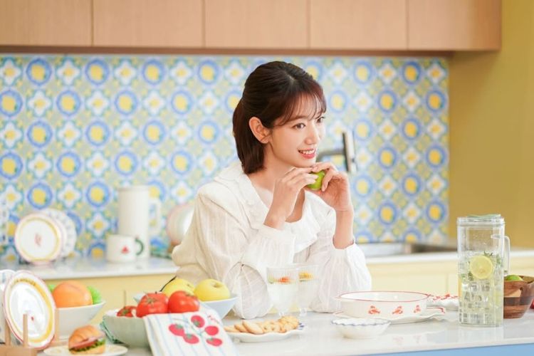 朴信惠分享自己每日都會攝取超過 2000 cc 的水，喝水能幫助身體維持正常運作，不只能促進新陳代謝、排出體內毒素，還能保持皮膚水潤有彈性，提升專注力與精神狀態，除此之外，適量補充水分還能幫助消化、預防便秘，並降低泌尿道感染及腎結石的風險，絕對是是維持年輕與健康最簡單又有效的習慣。