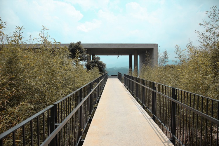 富貴三義美術館整體採用清水模工法，簡潔卻豐滿的建築語言與周圍環境和諧共生，彷彿讓大自然成為這座藝術空間的真實背景。