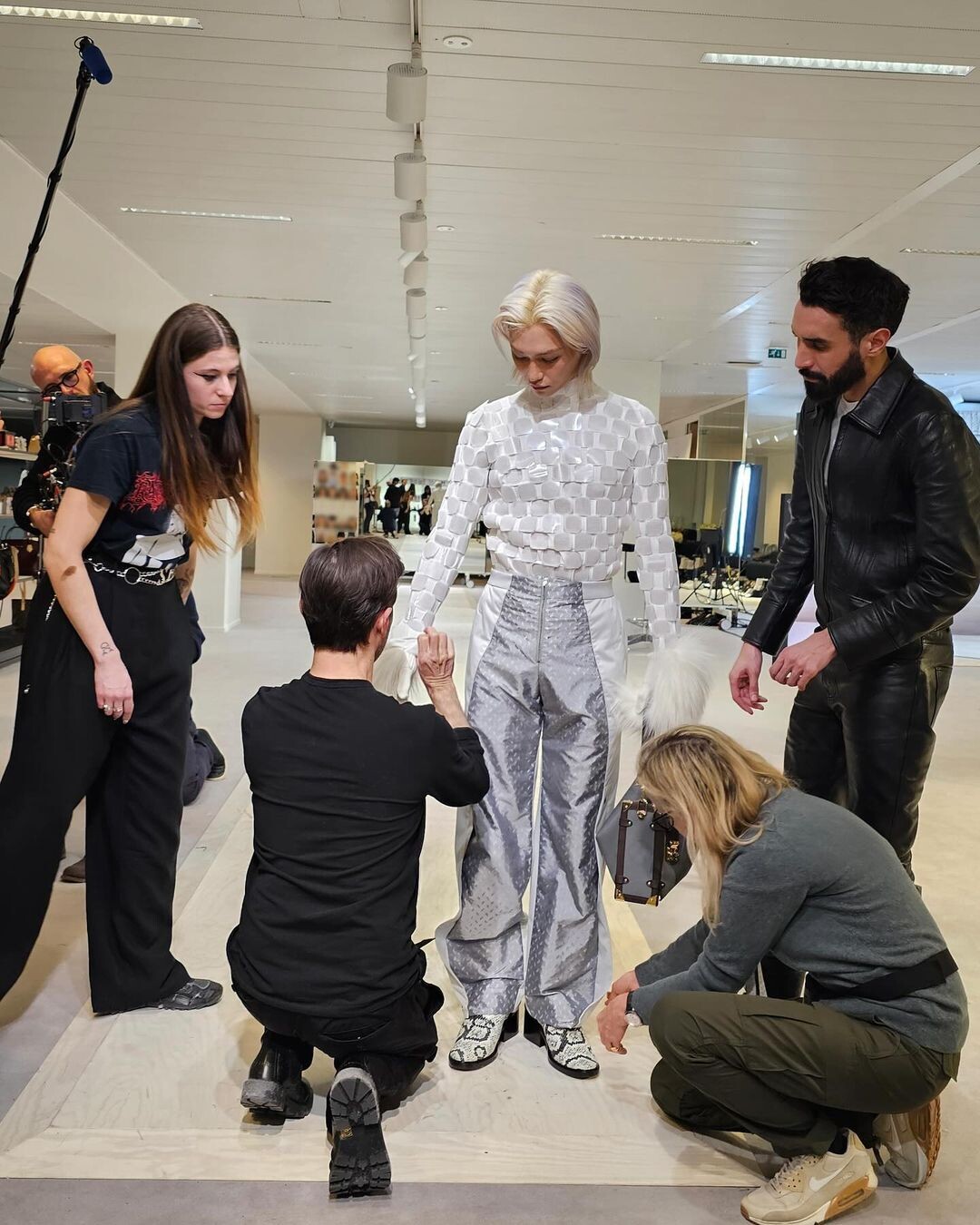 2024秋冬巴黎時裝週出席的K-pop偶像：BLACKPINK全員出擊， 他在LV女裝走秀創下紀錄！