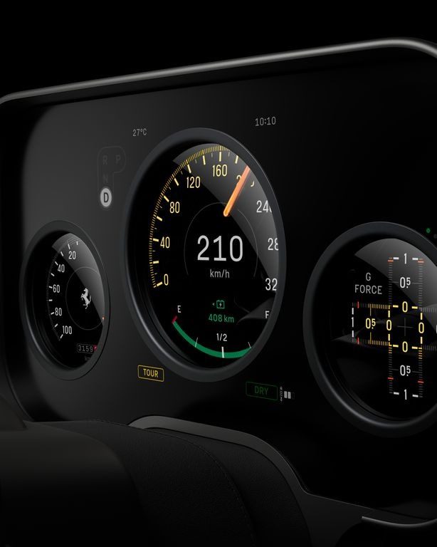 可隨方向盤同步移動的儀表罩為 Ferrari 首創設計，採用雙層 OLED 顯示結構，結合鋁合金與玻璃細節，營造獨特的立體視覺層次。