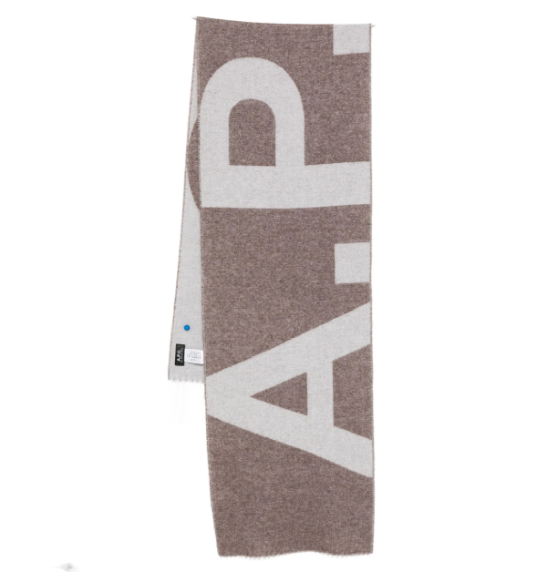 A.P.C. Logo 圍巾採用羊毛混紡材質編織而成，觸感柔軟且具備良好保暖性。長方形設計搭配灰色基底與棕色Logo圖案，呈現低調洗鍊的法式風格。
