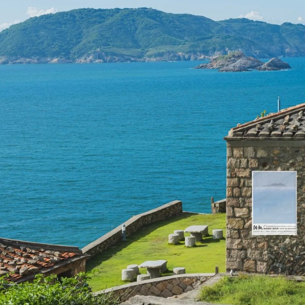 馬祖藝術島首屆主題「島嶼釀」將藝術帶進日常與社區；第2屆「生紅過夏」擴大至更多場域與社群合作，策展方式涵蓋：跨域藝術、駐島計畫、社區參與與公共藝術建置，強調「與島共生」的長期關係