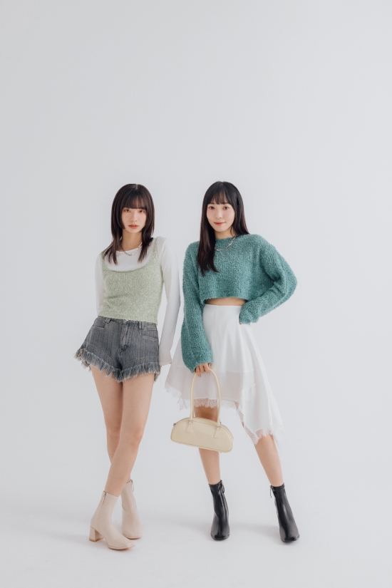 D+AF 美麗零死角素面方頭高跟瘦瘦靴穿搭推薦｜復古粗跟設計展現歐美極簡風格，搭配短裙或丹寧短褲，完美修飾腿型比例，時髦又百搭。